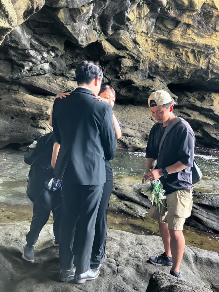 海辺で寄り添うふたりのフォトウェディング